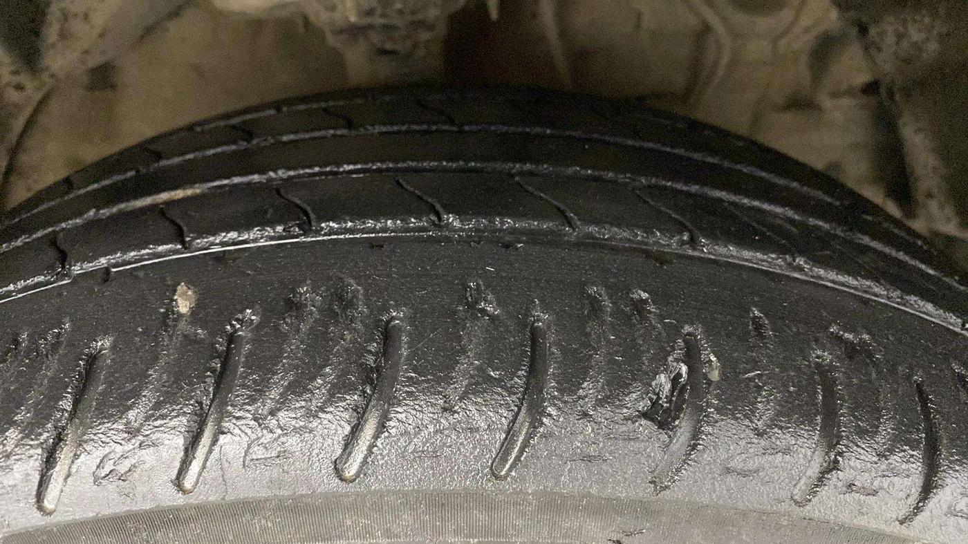 2019 Mahindra XUV300 W8 (O) 1.2 PETROL, Petrol, Manual, 45,040 km, Right Front Tyre Tread