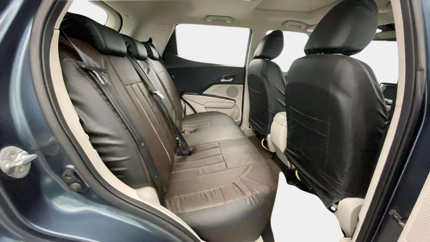 2019 Mahindra XUV300 W8 (O) 1.2 PETROL, Petrol, Manual, 45,040 km, Right Side Rear Door Cabin