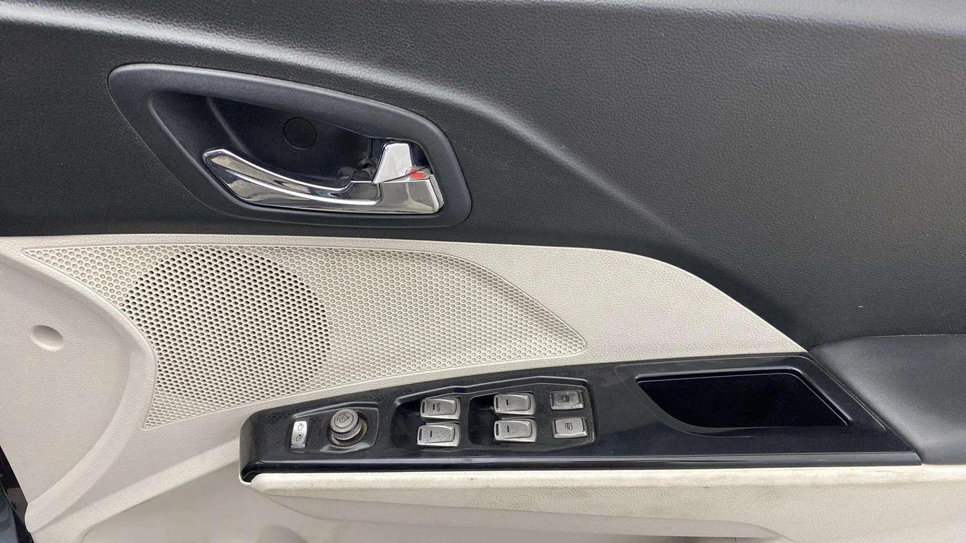 2019 Mahindra XUV300 W8 (O) 1.2 PETROL, Petrol, Manual, 45,040 km, Driver Side Door Panels Control