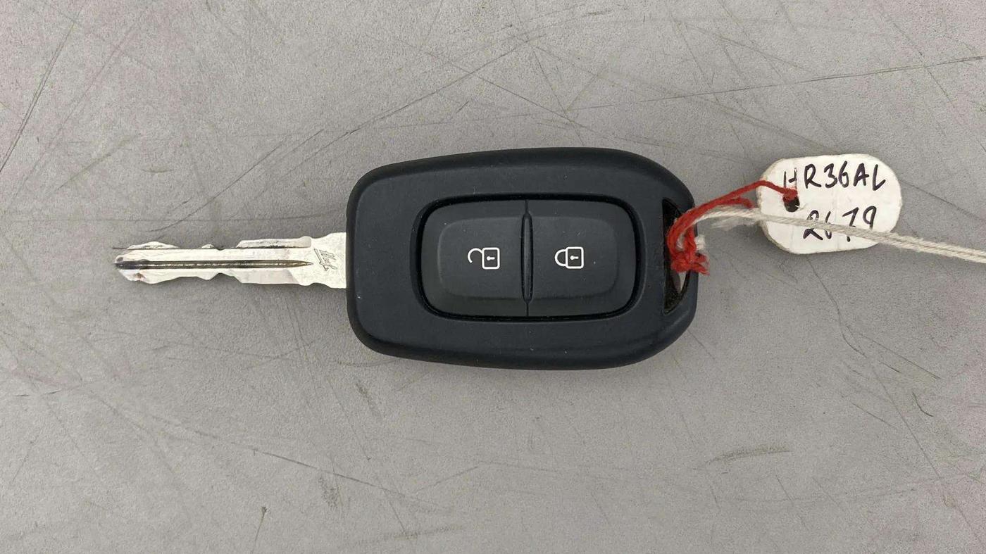 2021 Renault TRIBER RXT AMT, Petrol, Automatic, 8,370 km, Key Close Up