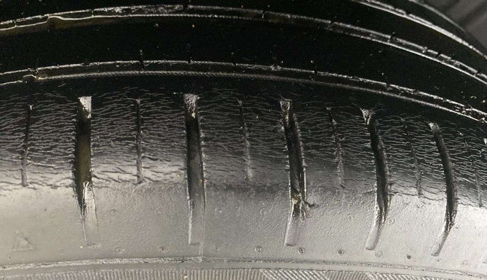 2022 Maruti Baleno ZETA PETROL 1.2, Petrol, Manual, 40,569 km, Right Front Tyre Tread
