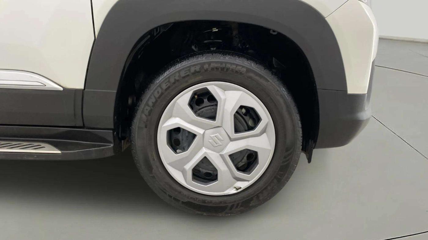2023 Maruti BREZZA VXI AT SMART HYBRID, Petrol, Automatic, 32,026 km, Right Front Wheel