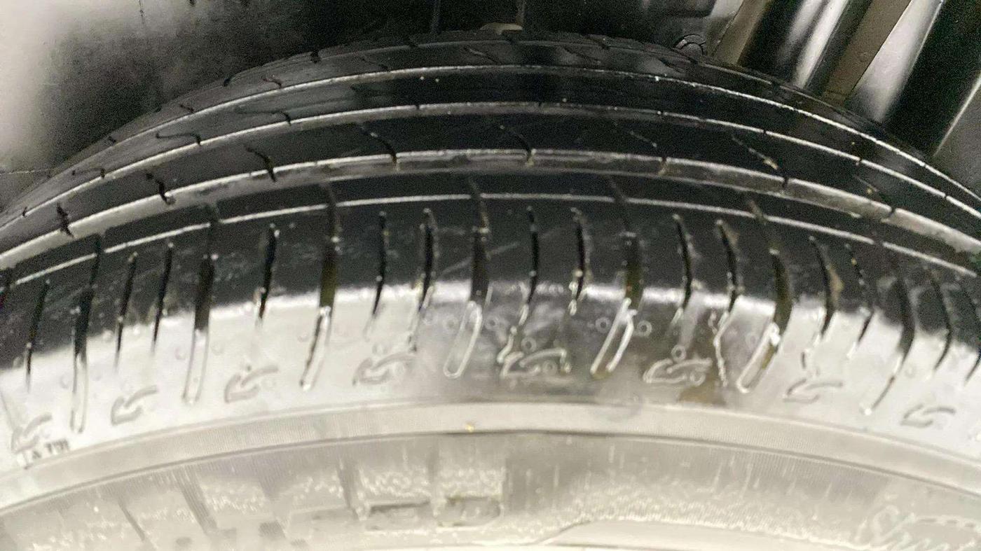 2023 Maruti BREZZA VXI AT SMART HYBRID, Petrol, Automatic, 32,026 km, Left Rear Tyre Tread