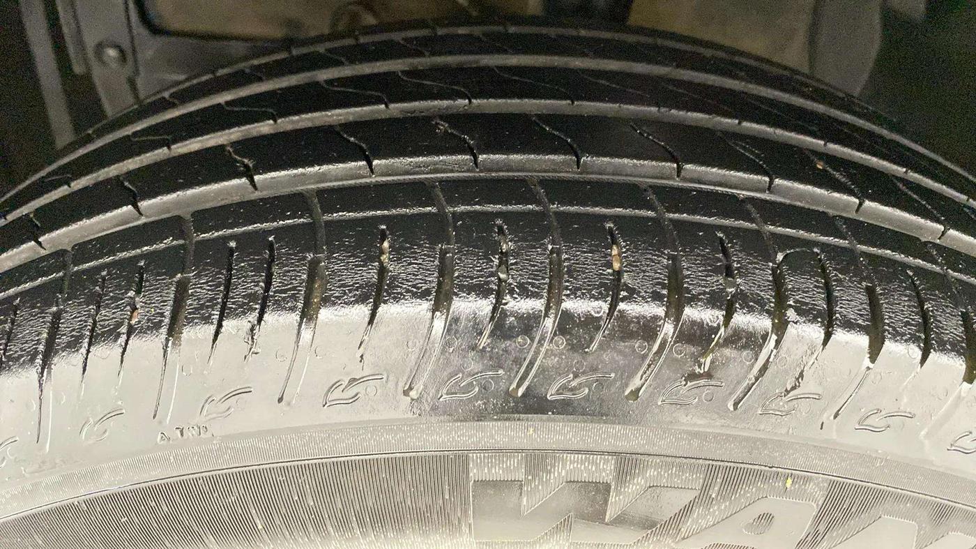 2023 Maruti BREZZA VXI AT SMART HYBRID, Petrol, Automatic, 32,026 km, Left Front Tyre Tread