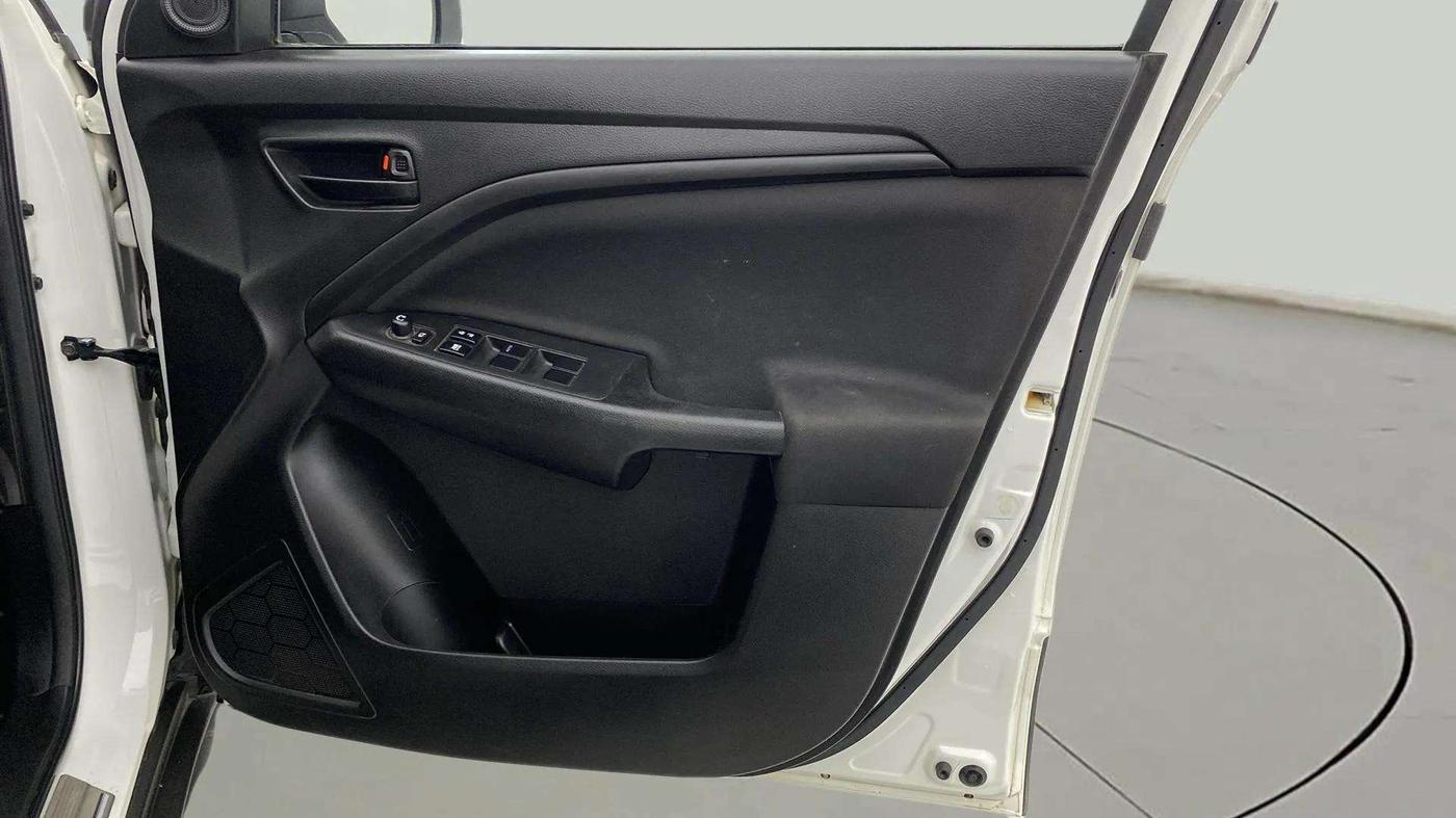 2023 Maruti BREZZA VXI AT SMART HYBRID, Petrol, Automatic, 32,026 km, Driver Side Door Panels Control