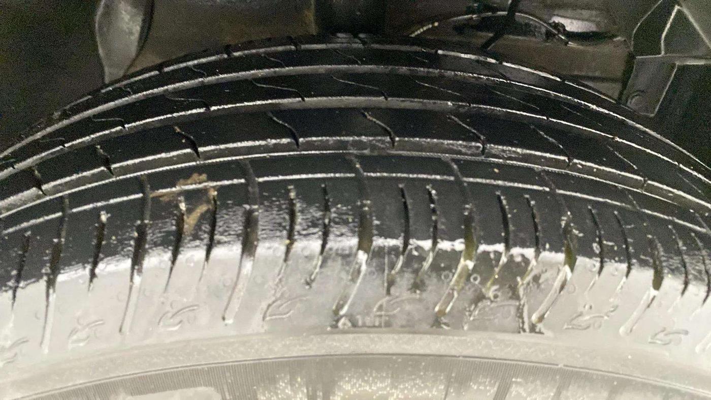 2023 Maruti BREZZA VXI AT SMART HYBRID, Petrol, Automatic, 32,026 km, Right Front Tyre Tread