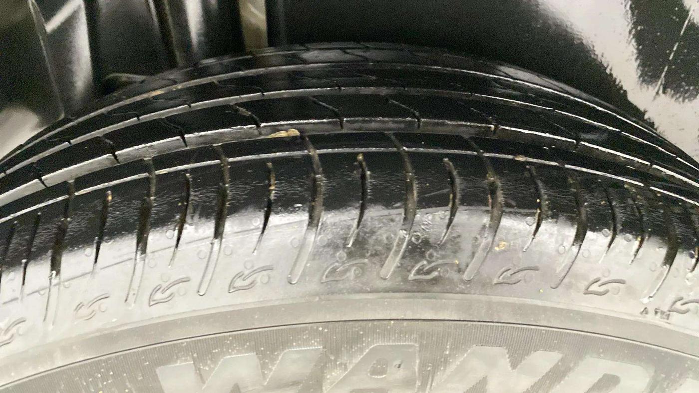 2023 Maruti BREZZA VXI AT SMART HYBRID, Petrol, Automatic, 32,026 km, Right Rear Tyre Tread