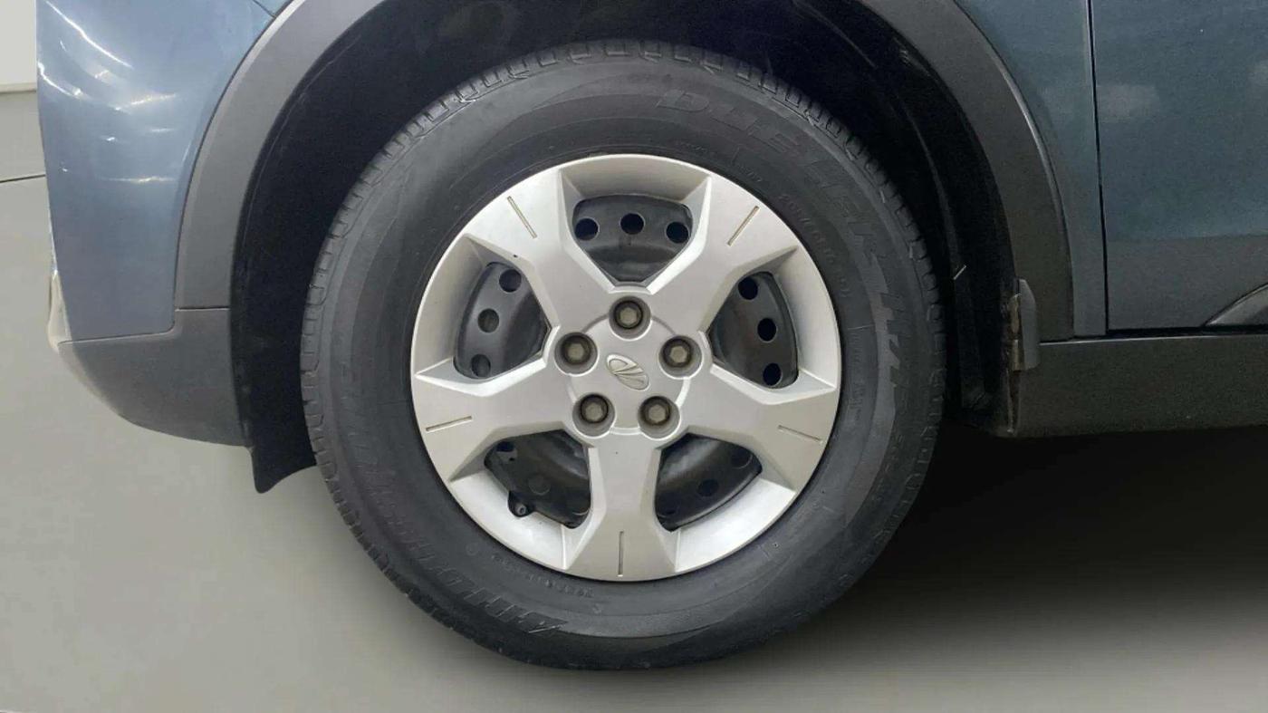 2020 Mahindra XUV300 W6 1.2 PETROL, Petrol, Manual, 31,817 km, Left Front Wheel