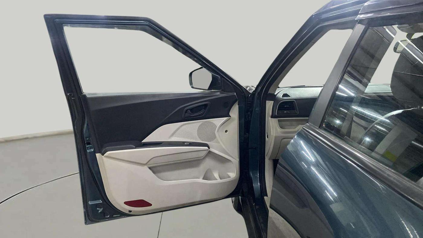 2020 Mahindra XUV300 W6 1.2 PETROL, Petrol, Manual, 31,817 km, LHS Front Door