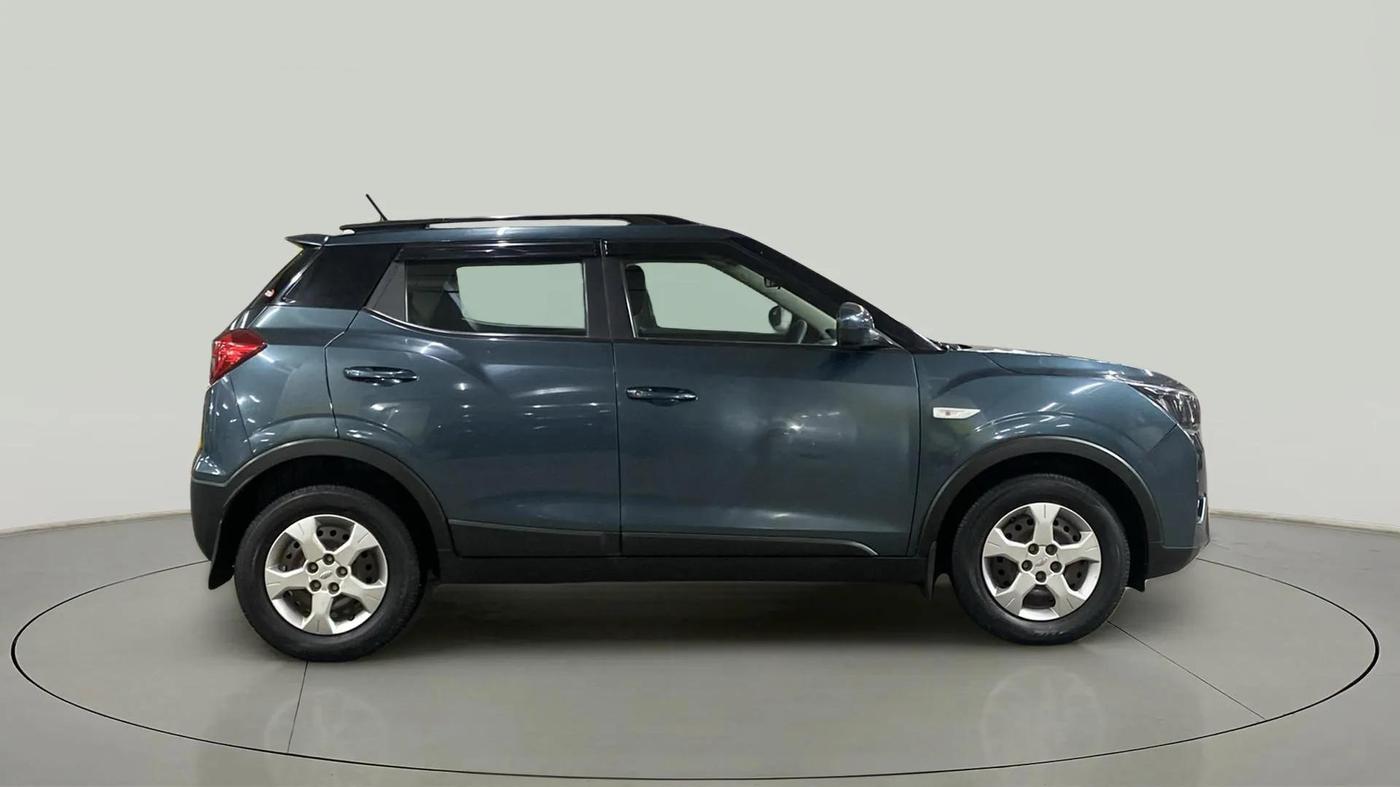 2020 Mahindra XUV300 W6 1.2 PETROL, Petrol, Manual, 31,817 km, Right Side View