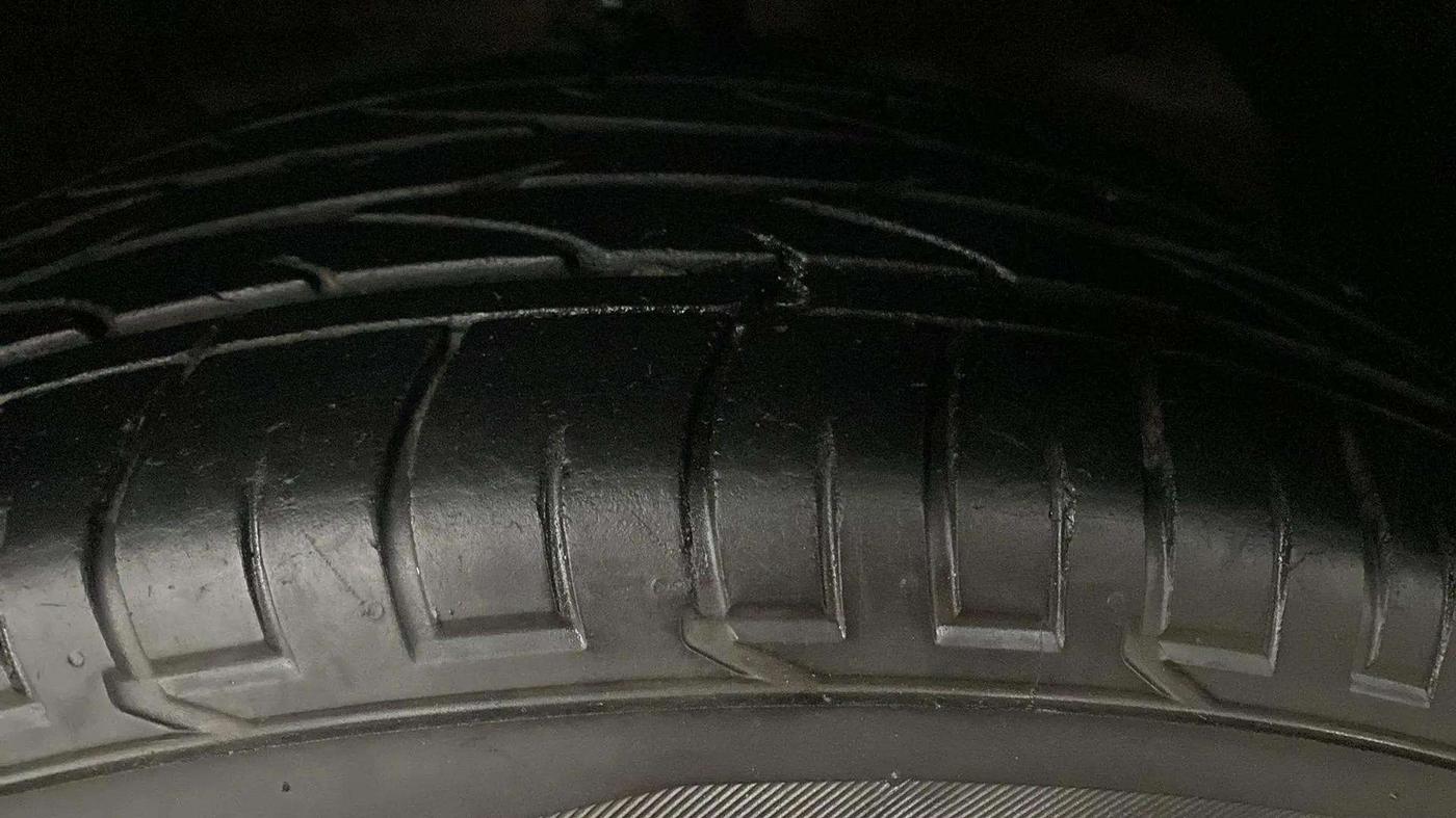 2020 Mahindra XUV300 W6 1.2 PETROL, Petrol, Manual, 31,817 km, Left Front Tyre Tread