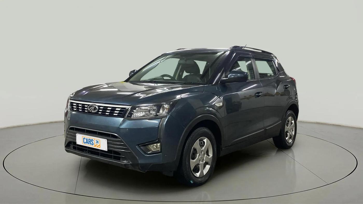 2020 Mahindra XUV300 W6 1.2 PETROL, Petrol, Manual, 31,817 km, Left Front Diagonal