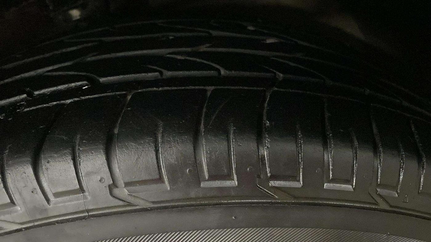 2020 Mahindra XUV300 W6 1.2 PETROL, Petrol, Manual, 31,817 km, Right Front Tyre Tread