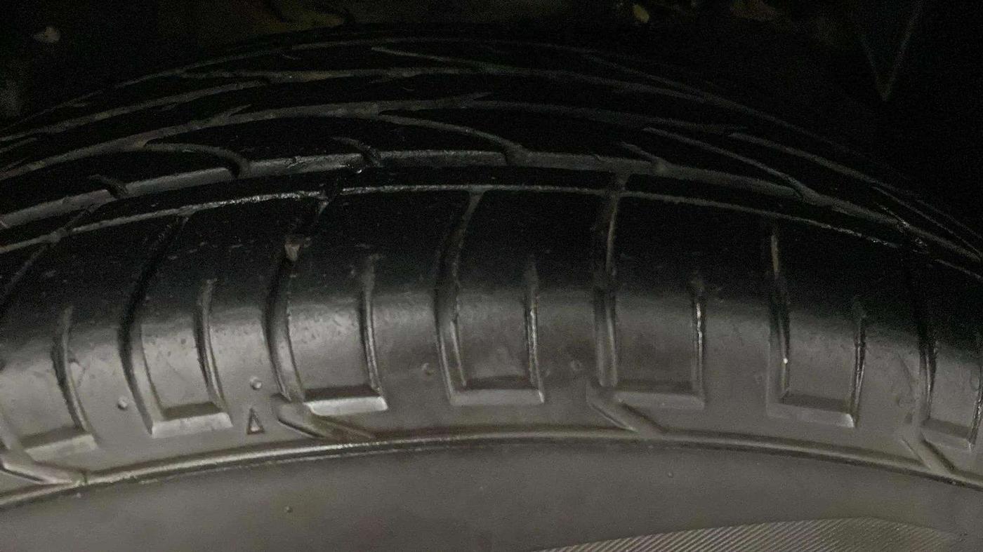 2020 Mahindra XUV300 W6 1.2 PETROL, Petrol, Manual, 31,817 km, Right Rear Tyre Tread