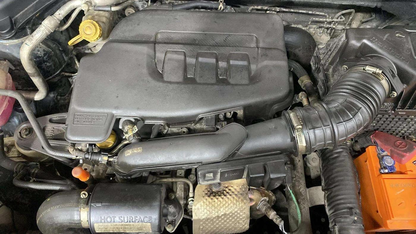 2020 Mahindra XUV300 W6 1.2 PETROL, Petrol, Manual, 31,817 km, Engine View