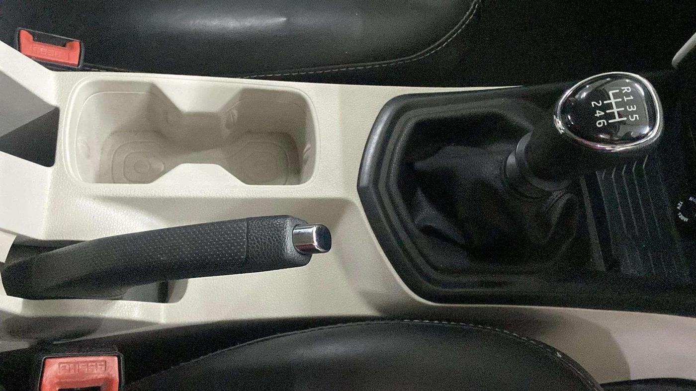 2020 Mahindra XUV300 W6 1.2 PETROL, Petrol, Manual, 31,817 km, Gear Lever
