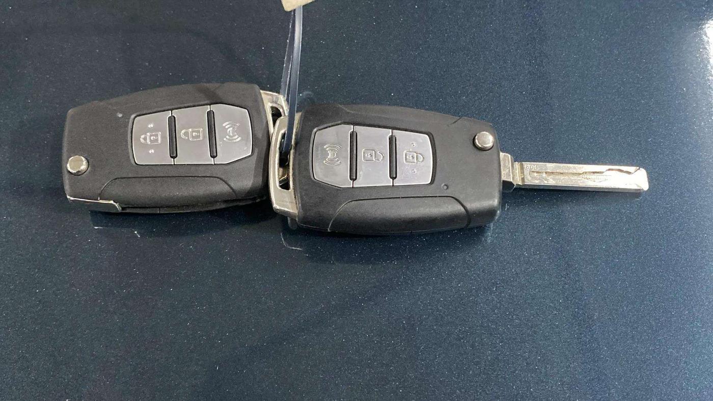 2020 Mahindra XUV300 W6 1.2 PETROL, Petrol, Manual, 31,817 km, Key Close Up