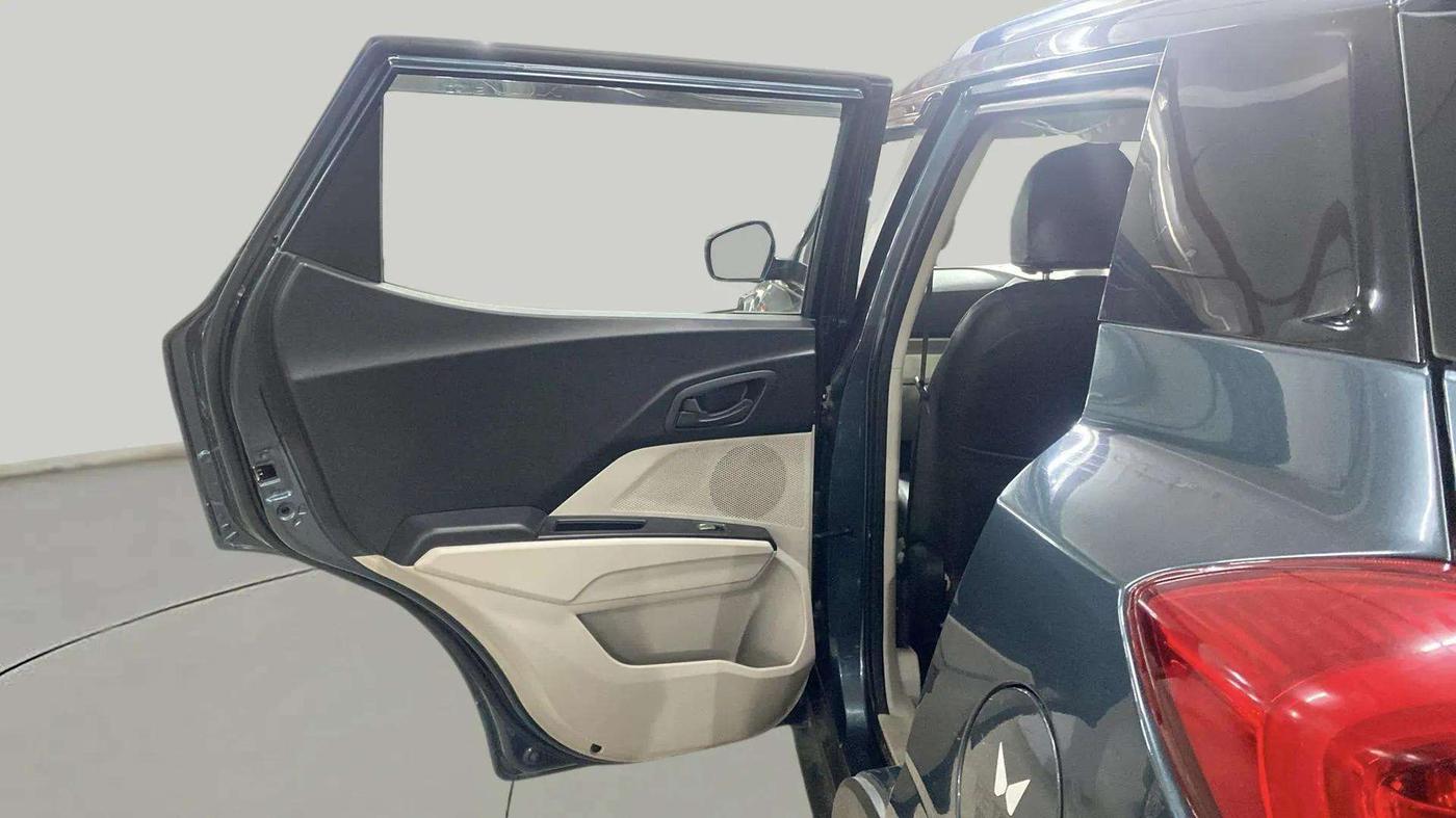 2020 Mahindra XUV300 W6 1.2 PETROL, Petrol, Manual, 31,817 km, LHS Rear Door