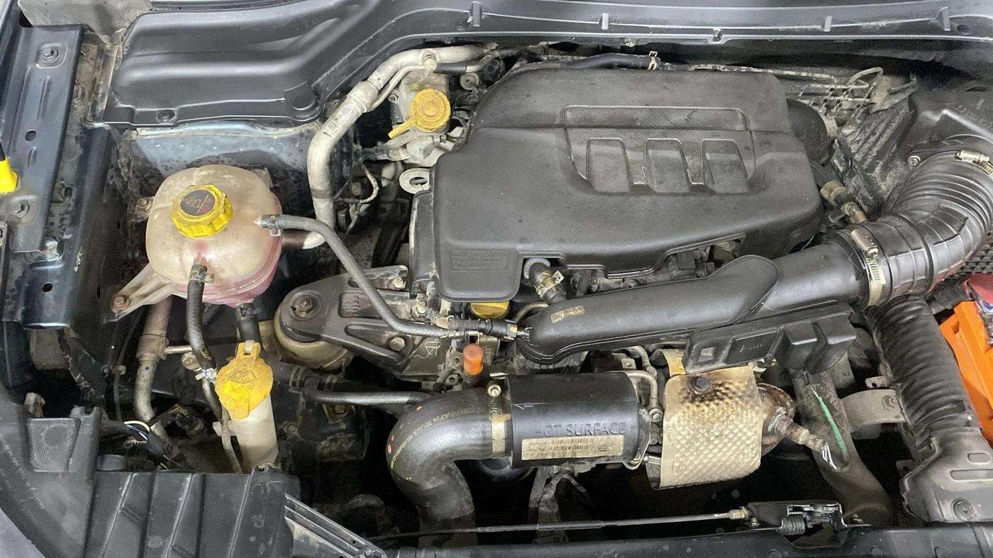 2020 Mahindra XUV300 W6 1.2 PETROL, Petrol, Manual, 31,817 km, Engine View - Right