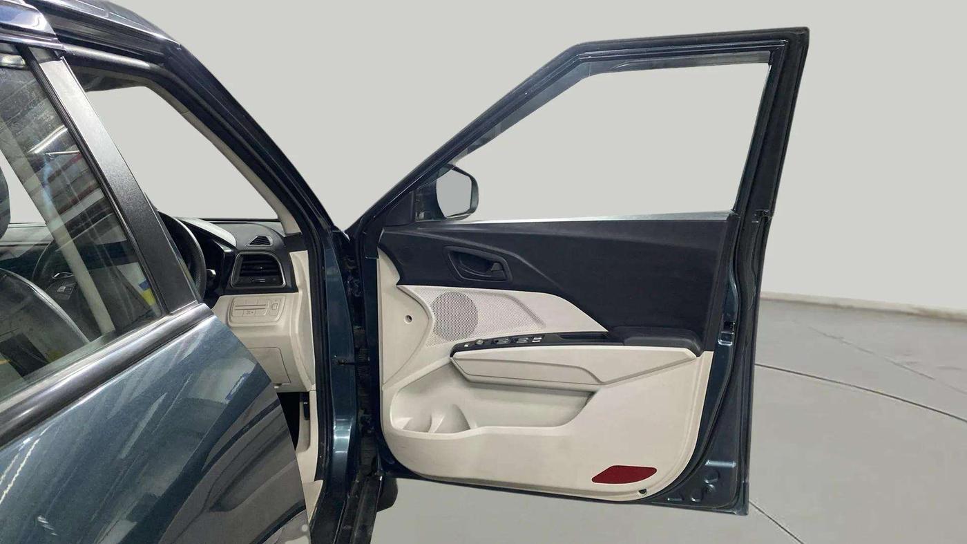 2020 Mahindra XUV300 W6 1.2 PETROL, Petrol, Manual, 31,817 km, RHS Front Door
