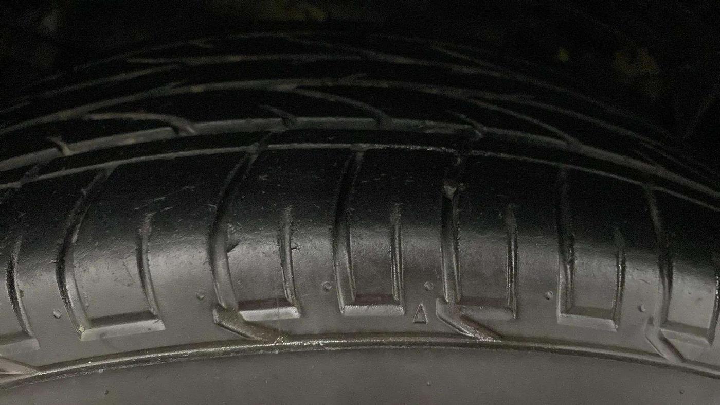 2020 Mahindra XUV300 W6 1.2 PETROL, Petrol, Manual, 31,817 km, Left Rear Tyre Tread