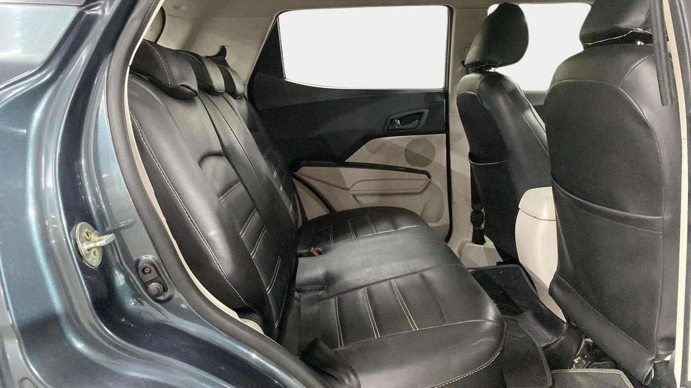 2020 Mahindra XUV300 W6 1.2 PETROL, Petrol, Manual, 31,817 km, Right Side Rear Door Cabin