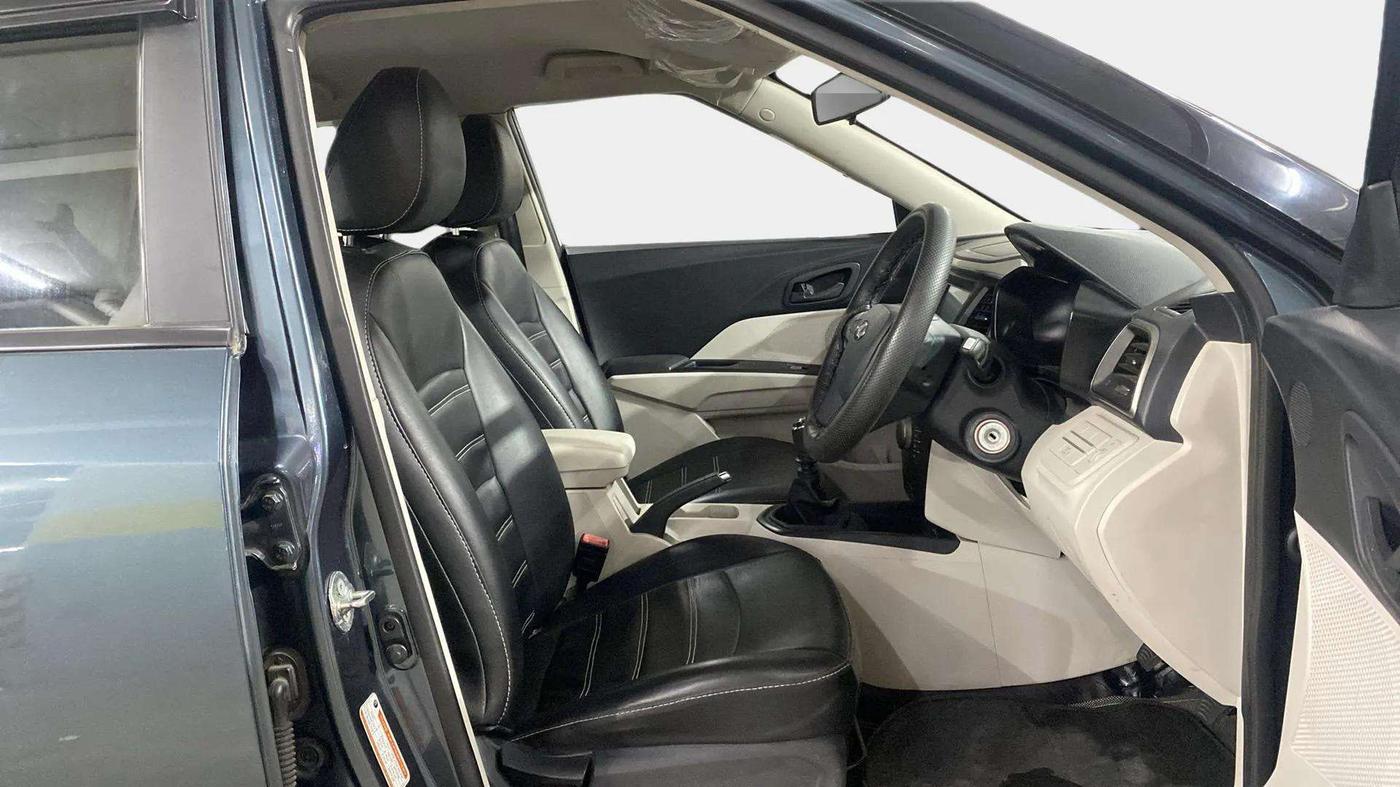 2020 Mahindra XUV300 W6 1.2 PETROL, Petrol, Manual, 31,817 km, Right Side Front Door Cabin