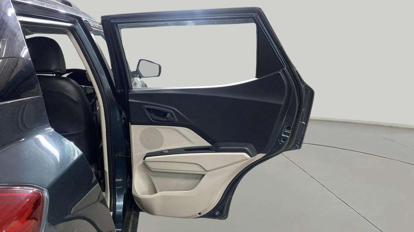 2020 Mahindra XUV300 W6 1.2 PETROL, Petrol, Manual, 31,817 km, RHS Rear Door