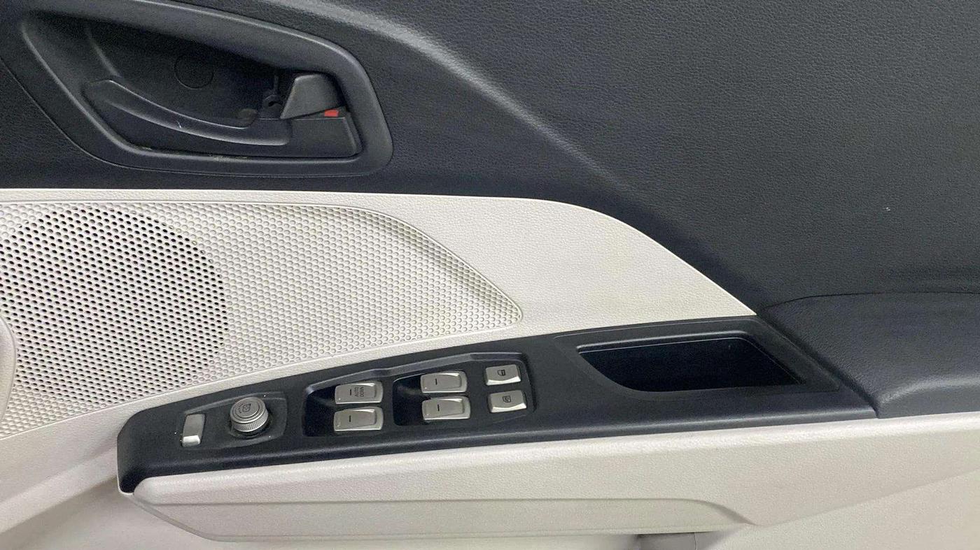 2020 Mahindra XUV300 W6 1.2 PETROL, Petrol, Manual, 31,817 km, Driver Side Door Panels Control