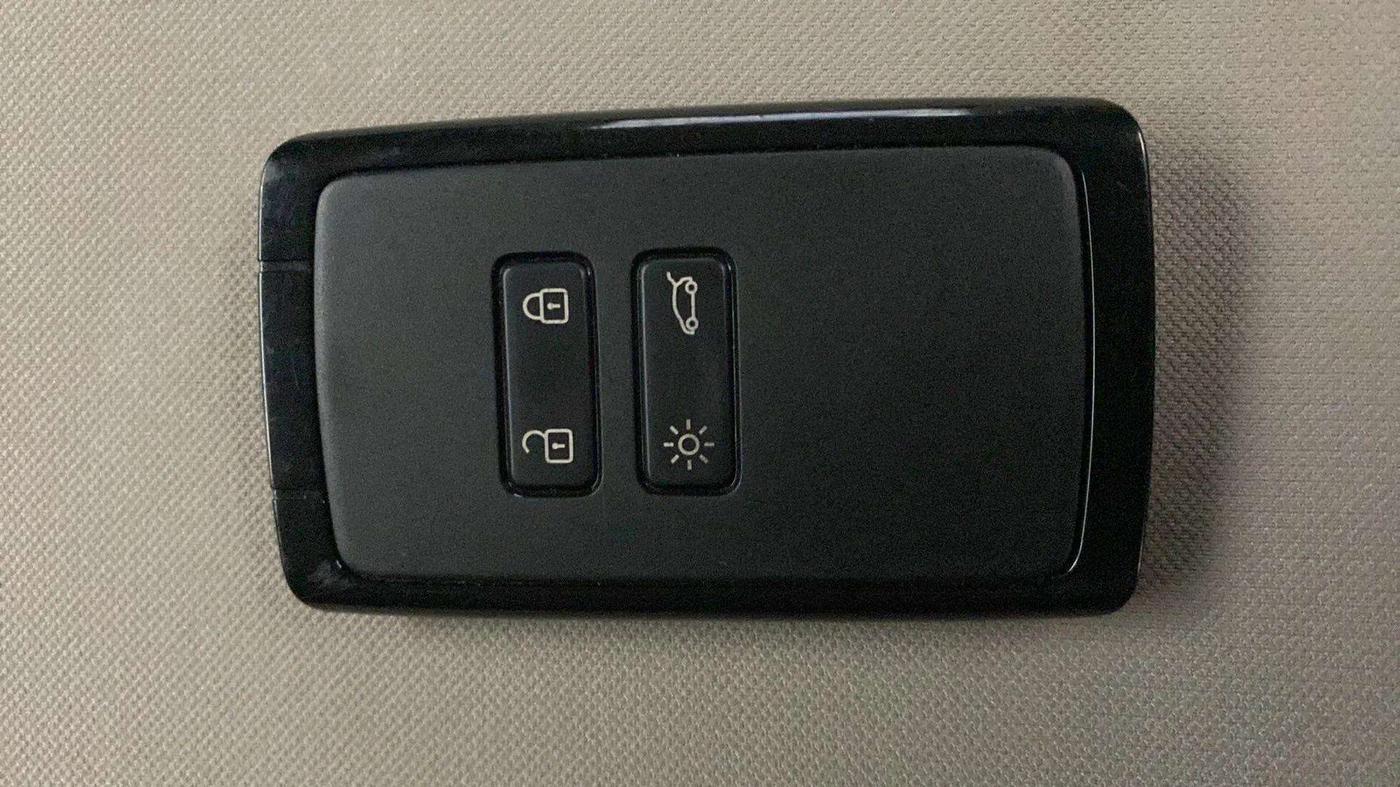 2021 Renault TRIBER RXZ AMT DUAL TONE, Petrol, Automatic, 23,620 km, Key Close Up