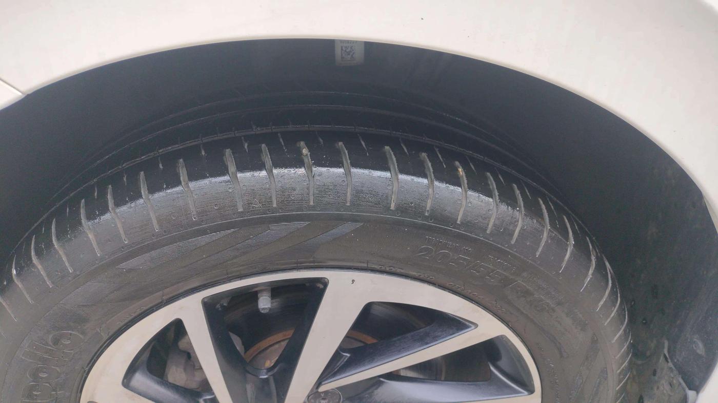 2023 Volkswagen VIRTUS TOPLINE TSI 1.0 AT, Petrol, Automatic, 23,916 km, Left Front Tyre Tread