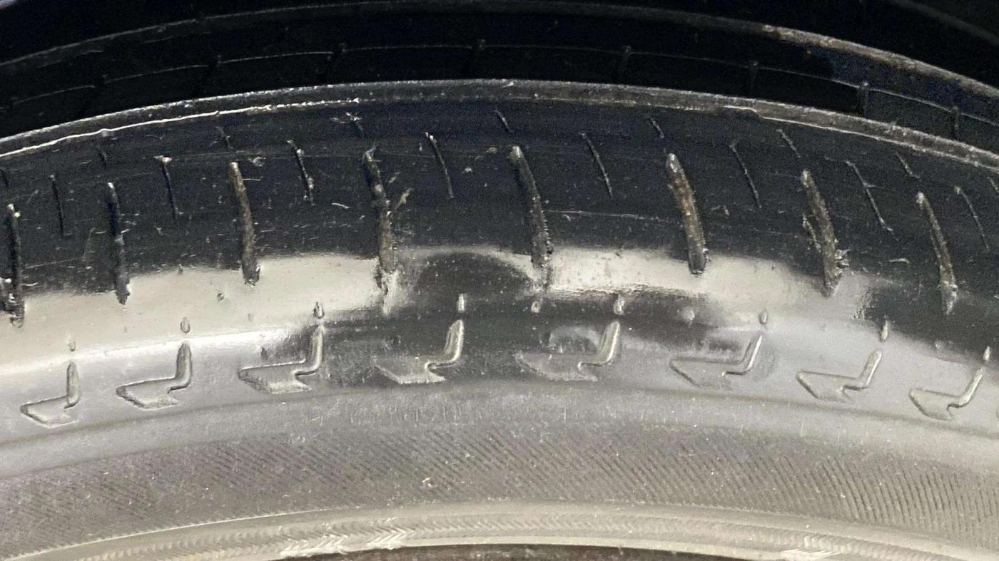2018 Maruti IGNIS DELTA 1.2 AMT, CNG, Automatic, 35,646 km, Right Front Tyre Tread