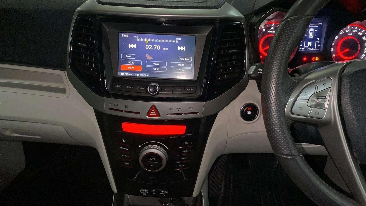 2022 Mahindra XUV300 W8 (O) 1.2 PETROL AMT DUAL TONE, Petrol, Automatic, 7,936 km, Air Conditioner