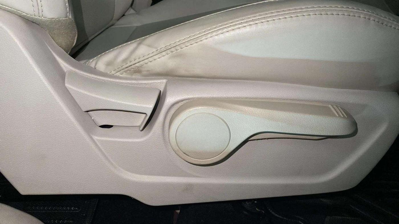 2022 Mahindra XUV300 W8 (O) 1.2 PETROL AMT DUAL TONE, Petrol, Automatic, 7,936 km, Driver Side Adjustment Panel