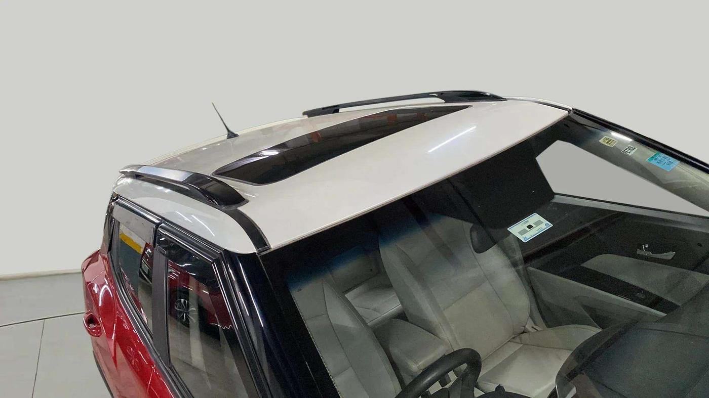 2022 Mahindra XUV300 W8 (O) 1.2 PETROL AMT DUAL TONE, Petrol, Automatic, 7,936 km, Roof