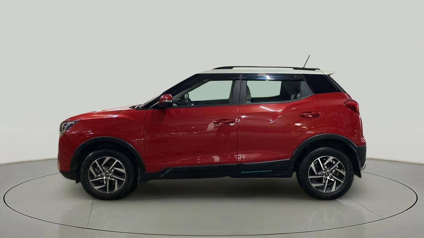 2022 Mahindra XUV300 W8 (O) 1.2 PETROL AMT DUAL TONE, Petrol, Automatic, 7,936 km, Left Side