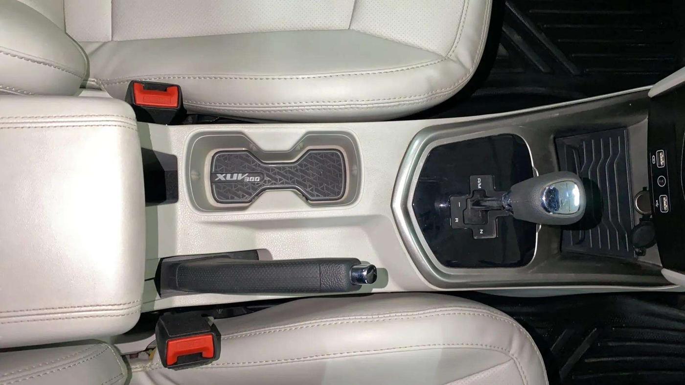 2022 Mahindra XUV300 W8 (O) 1.2 PETROL AMT DUAL TONE, Petrol, Automatic, 7,936 km, Gear Lever