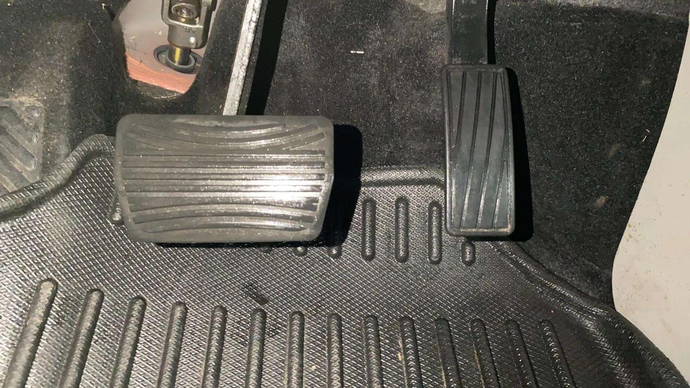 2022 Mahindra XUV300 W8 (O) 1.2 PETROL AMT DUAL TONE, Petrol, Automatic, 7,936 km, Pedals