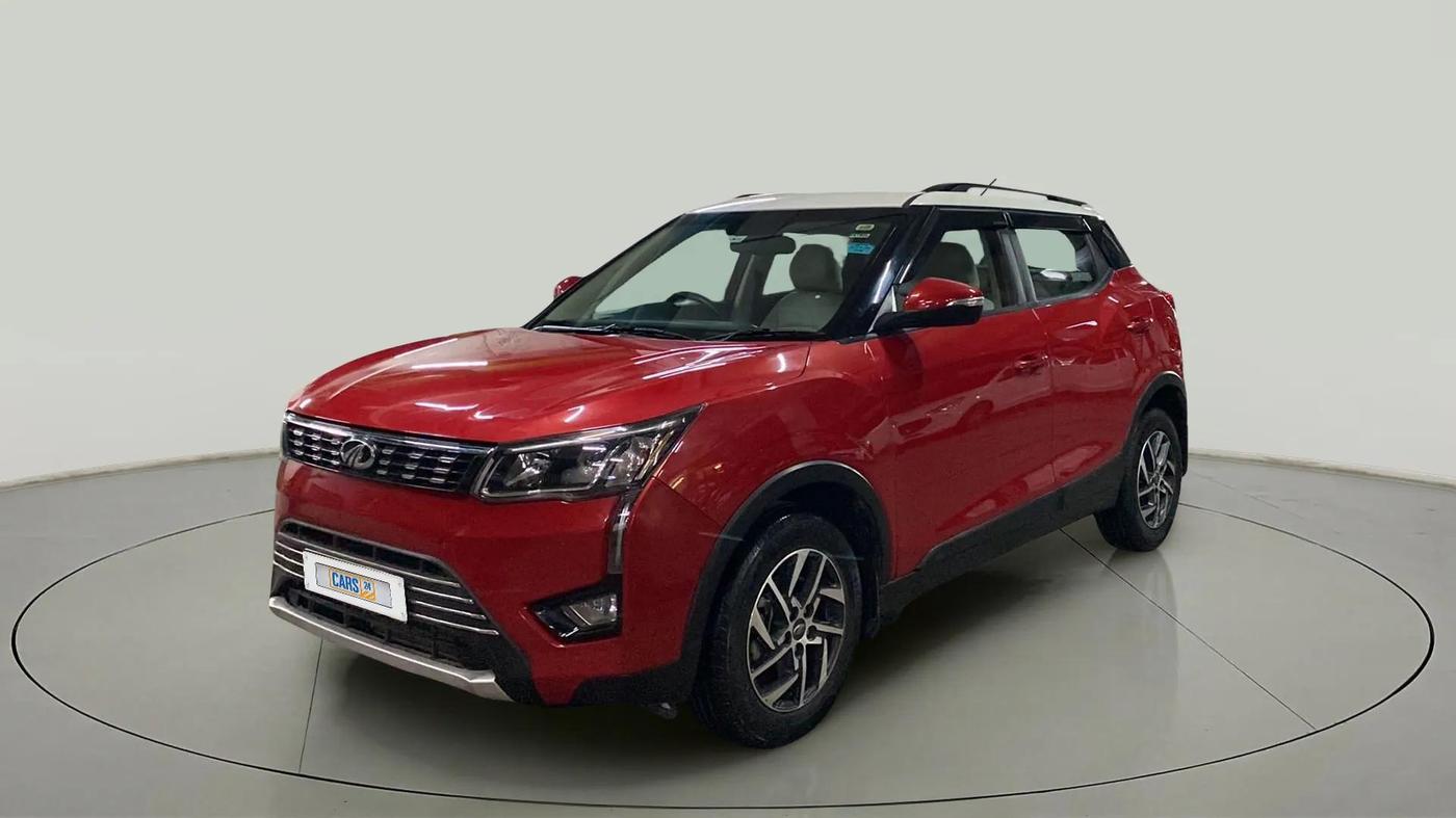 2022 Mahindra XUV300 W8 (O) 1.2 PETROL AMT DUAL TONE, Petrol, Automatic, 7,936 km, Left Front Diagonal