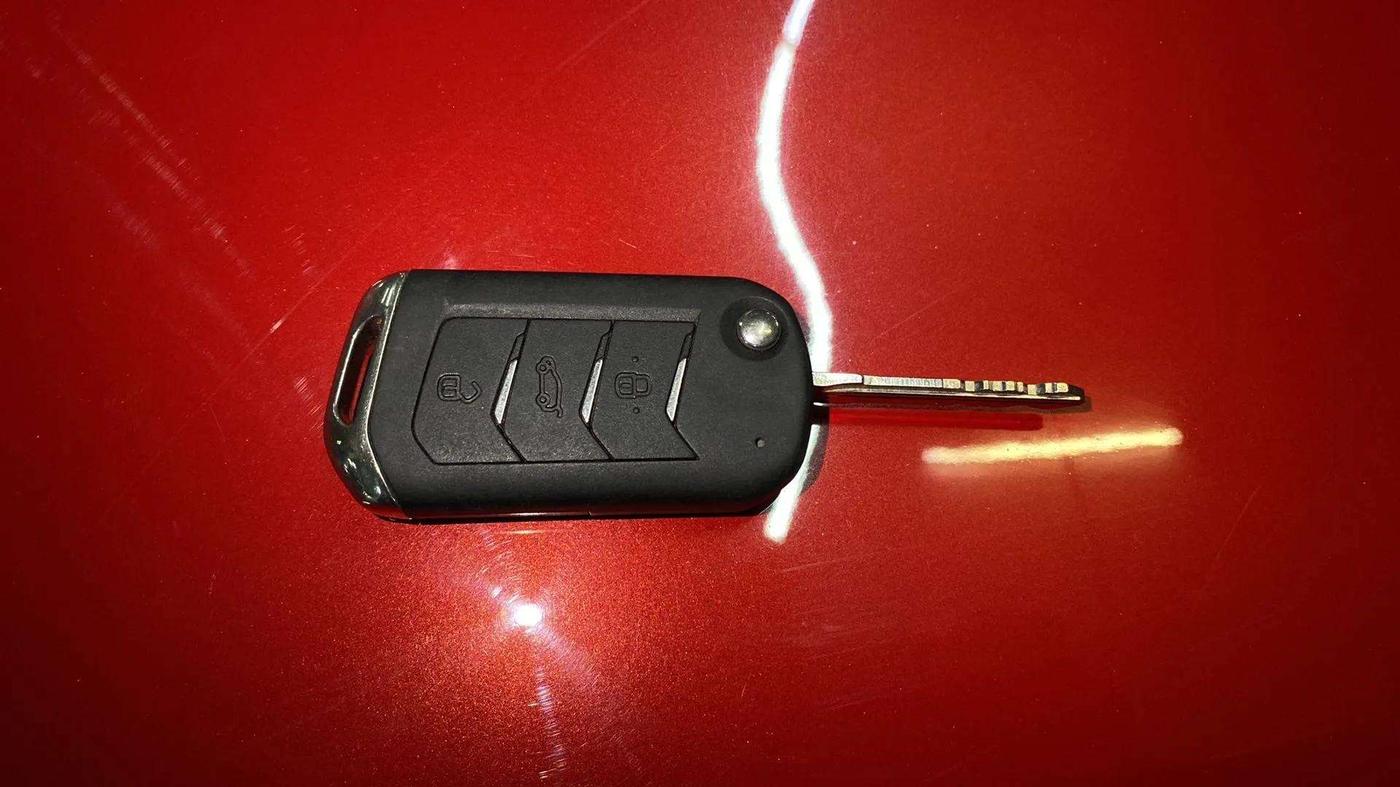 2022 Mahindra XUV300 W8 (O) 1.2 PETROL AMT DUAL TONE, Petrol, Automatic, 7,936 km, Key Close Up
