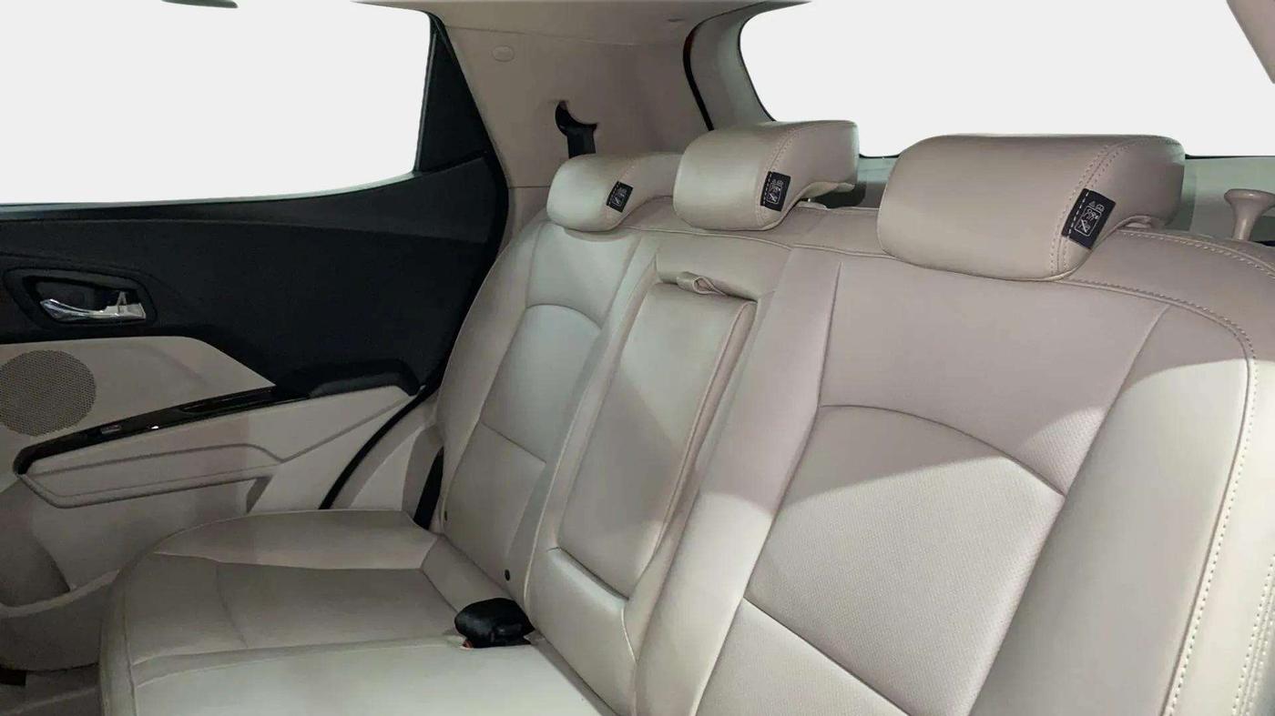 2022 Mahindra XUV300 W8 (O) 1.2 PETROL AMT DUAL TONE, Petrol, Automatic, 7,936 km, Right Side Rear Door Cabin