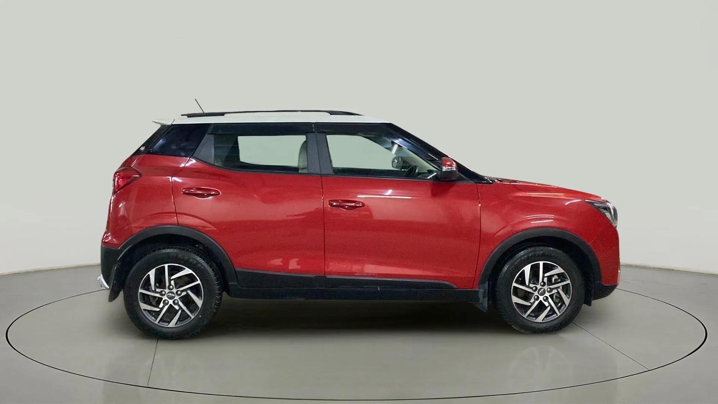 2022 Mahindra XUV300 W8 (O) 1.2 PETROL AMT DUAL TONE, Petrol, Automatic, 7,936 km, Right Side View