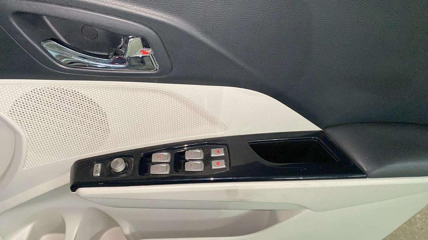 2022 Mahindra XUV300 W8 (O) 1.2 PETROL AMT DUAL TONE, Petrol, Automatic, 7,936 km, Driver Side Door Panels Control