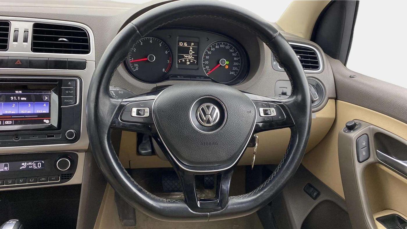 2016 Volkswagen Vento HIGHLINE PETROL AT, Petrol, Automatic, 74,449 km, Steering Wheel Close Up