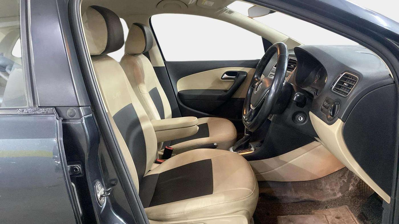 2017 Volkswagen Ameo HIGHLINE PLUS 1.5L AT 16 ALLOY, Diesel, Automatic, 48,736 km, Right Side Front Door Cabin