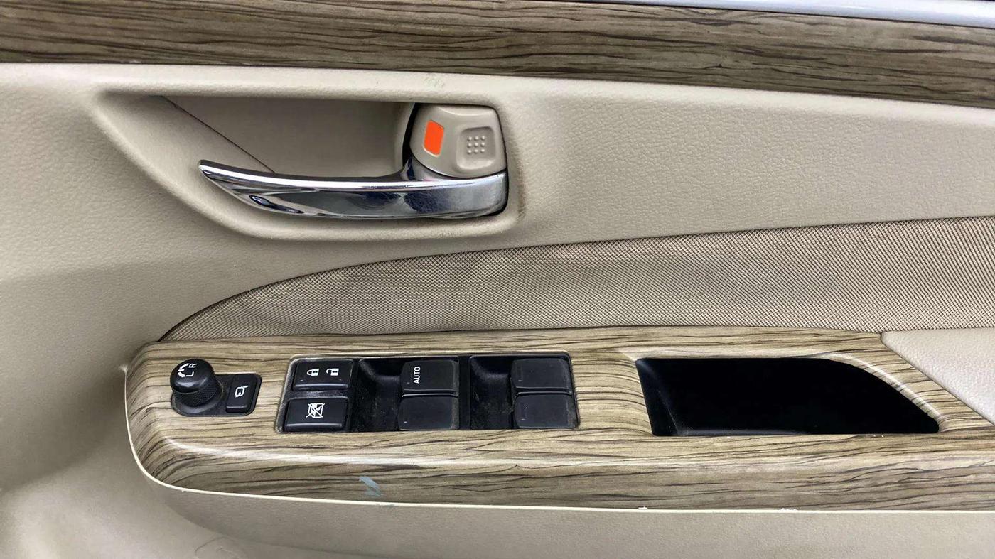 2019 Maruti Ciaz ZETA 1.5 SHVS MT PETROL, Petrol, Manual, 46,993 km, Driver Side Door Panels Control