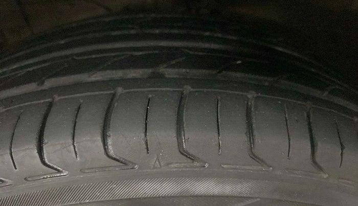 2015 Maruti Ciaz ZXI AT, Petrol, Automatic, 1,04,740 km, Left Front Tyre Tread