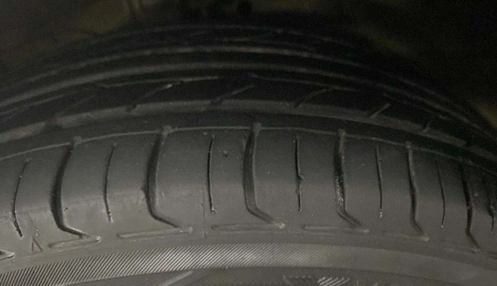 2015 Maruti Ciaz ZXI AT, Petrol, Automatic, 1,04,740 km, Right Front Tyre Tread