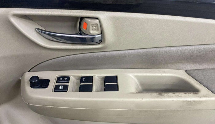 2015 Maruti Ciaz ZXI AT, Petrol, Automatic, 1,04,740 km, Driver Side Door Panels Control