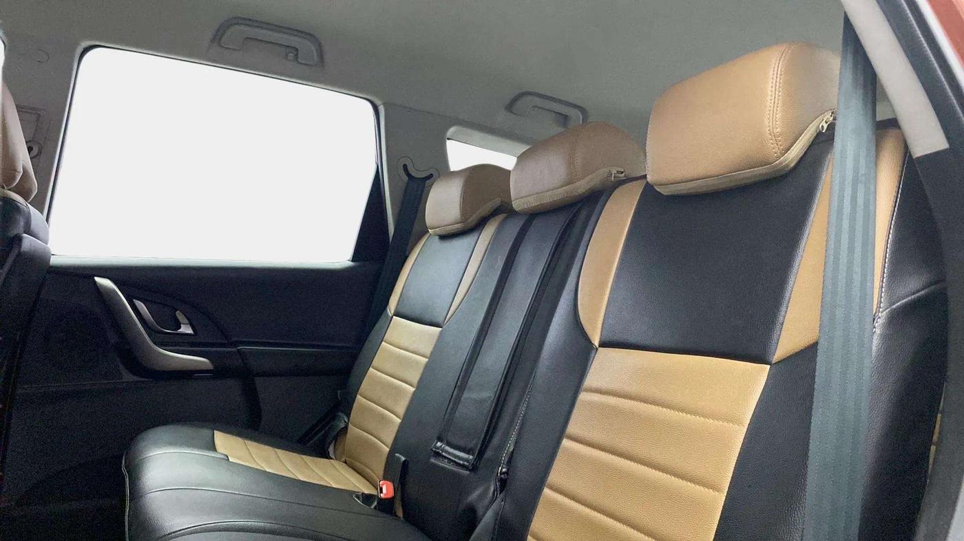 2019 Mahindra XUV500 W7, Diesel, Manual, 54,756 km, Right Side Rear Door Cabin